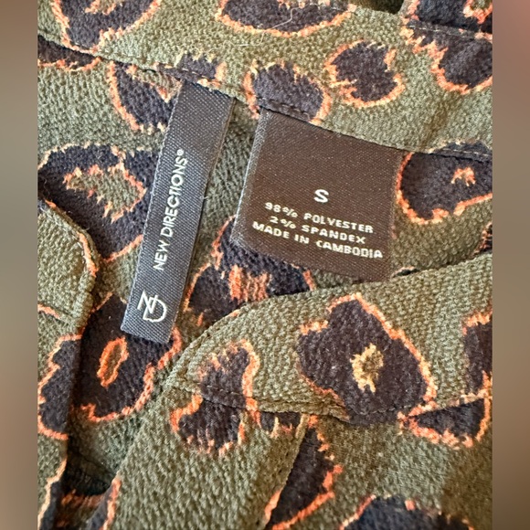 New Directions Green Leopard Print Blouse - Picture 5 of 5